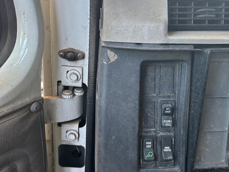 2001-international-4700-image-33