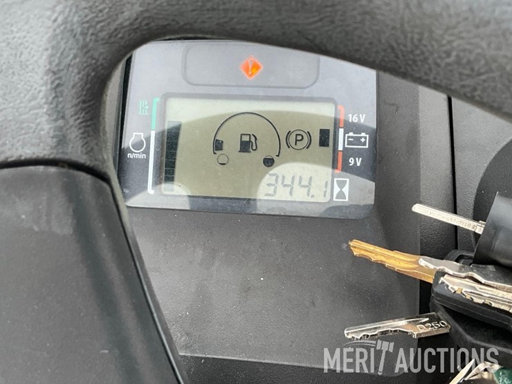 2019-john-deere-x380-image-17