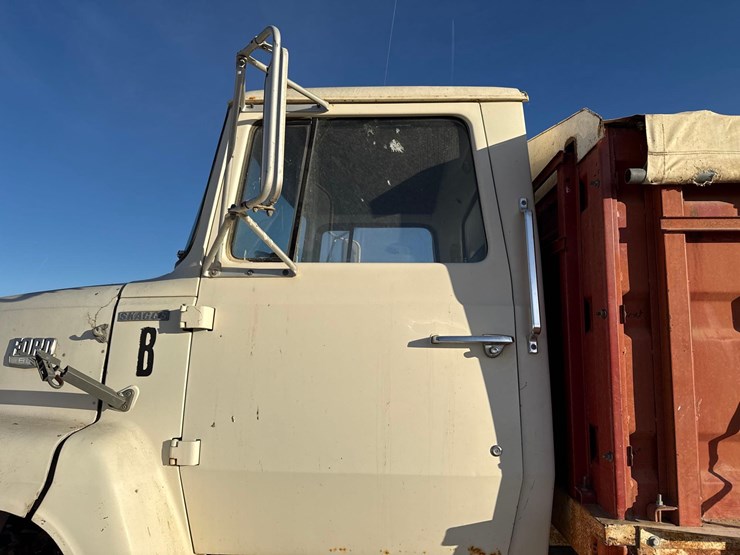 1974-ford-800-image-32