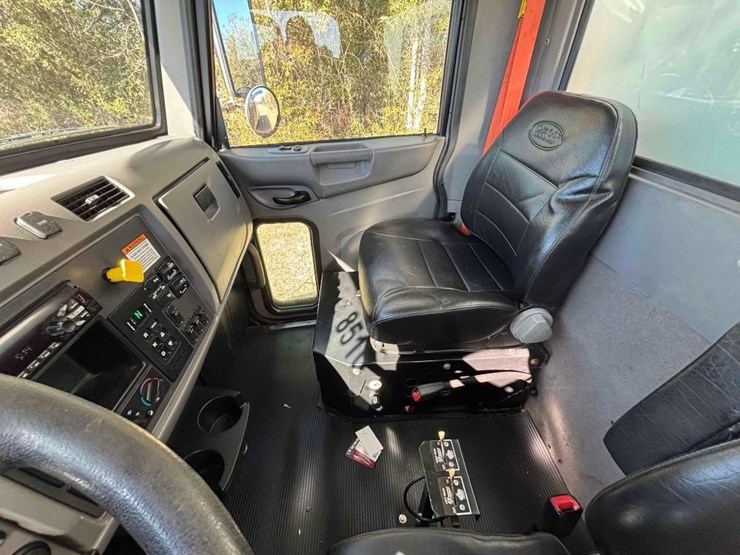 2019-peterbilt-348-image-33