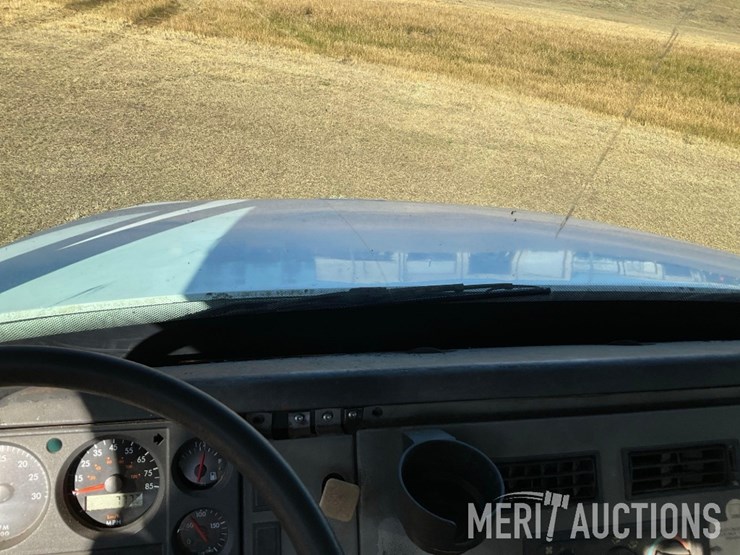 1997-freightliner-fl70-image-43