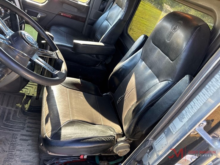 2011-kenworth-w900-image-21