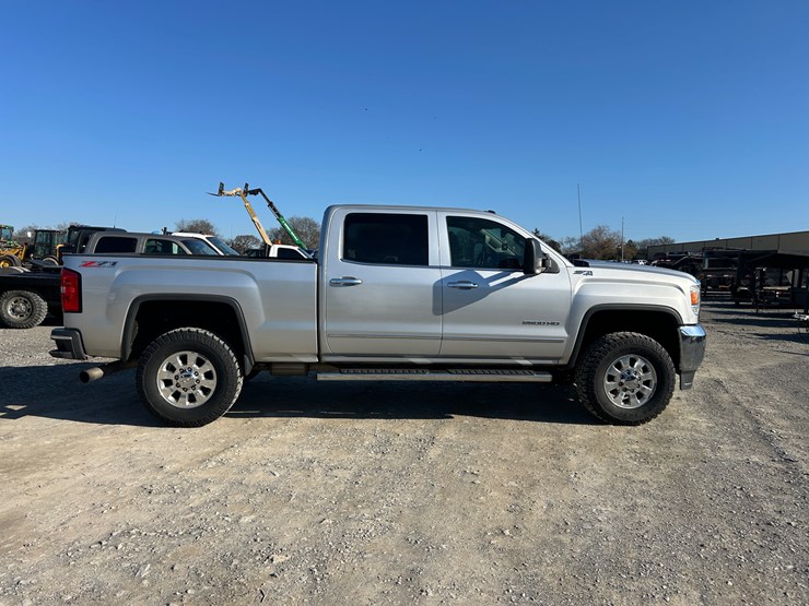 2015-gmc-2500-image-2