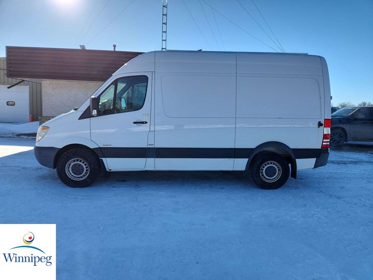 2011-mercedes-benz-sprinter-cargo-van-image-2