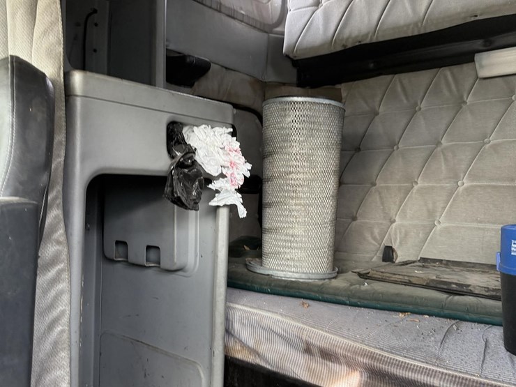 1997-freightliner-fld120-image-30