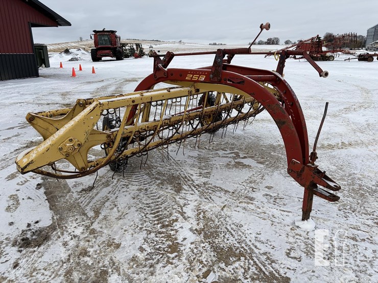 new-holland-258-image-7