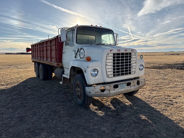 1974-ford-800-image-3