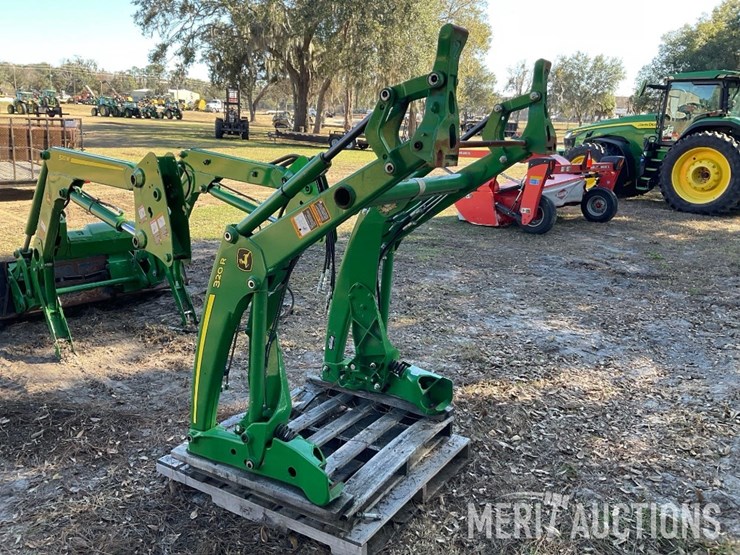 2021-john-deere-320r-image-3