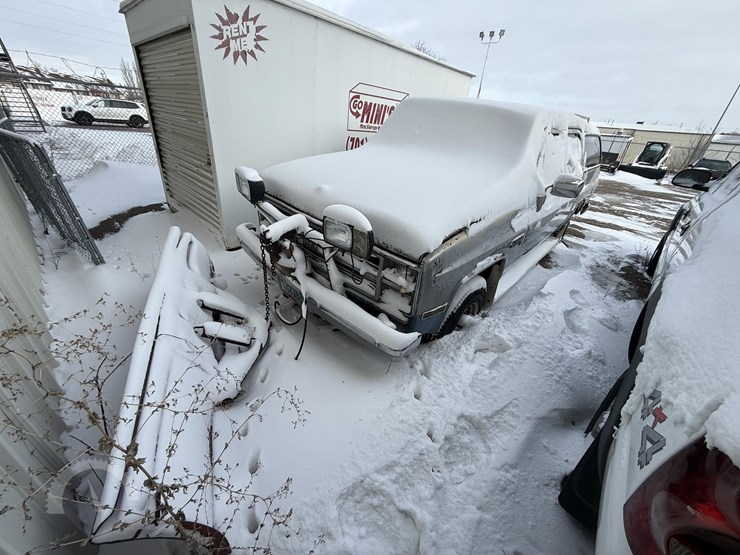 1983-chevrolet-suburban-image-1