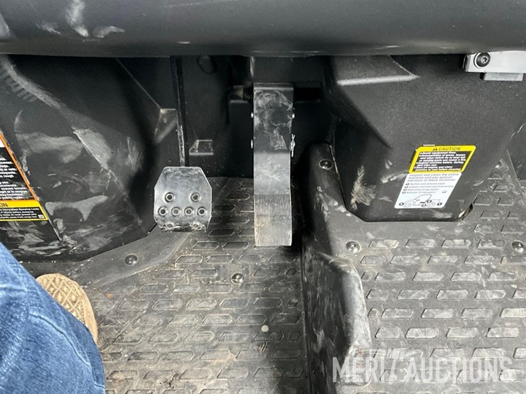 2024-john-deere-gator-image-35