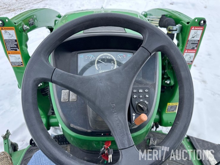 2015-john-deere-3046r-image-28