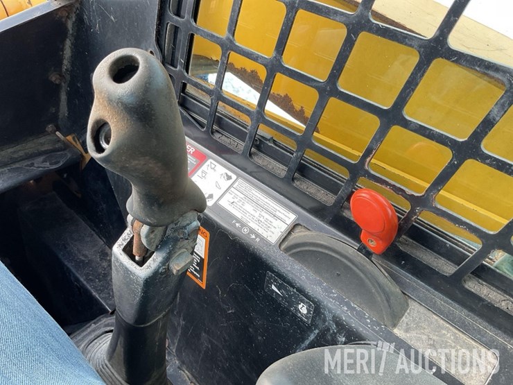 2006-john-deere-325-image-28