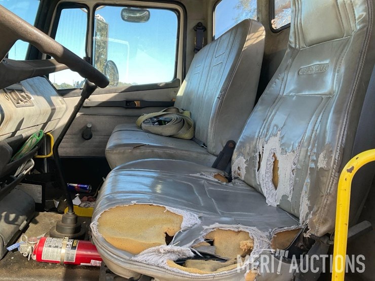 1997-freightliner-fl70-image-41