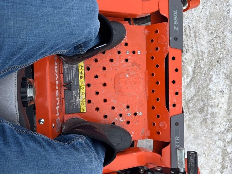 2022-husqvarna-z560l-zero-turn-image-19