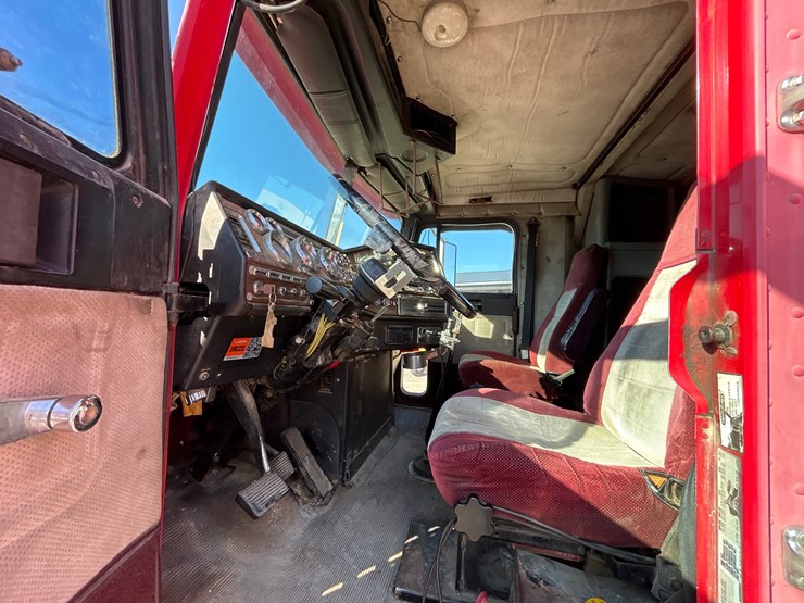 1996-freightliner-fld120-image-9