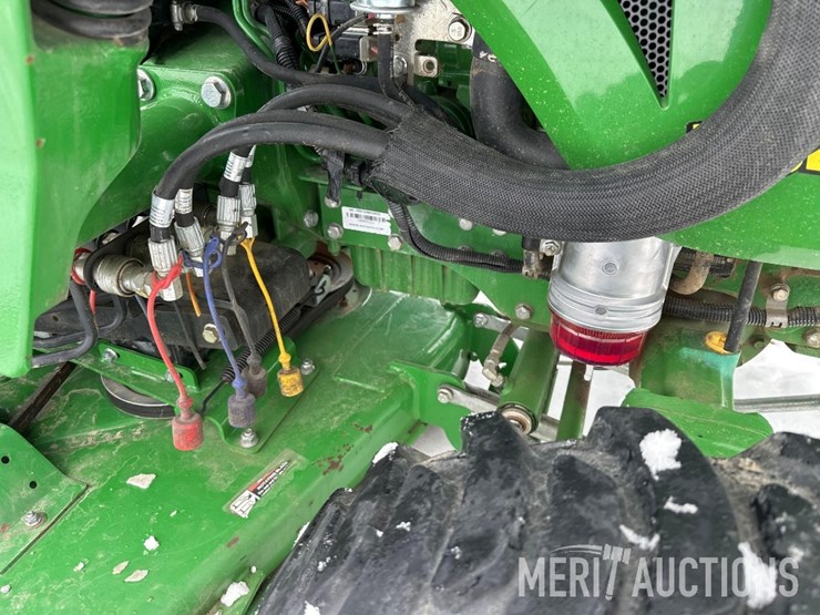 2015-john-deere-3046r-image-22