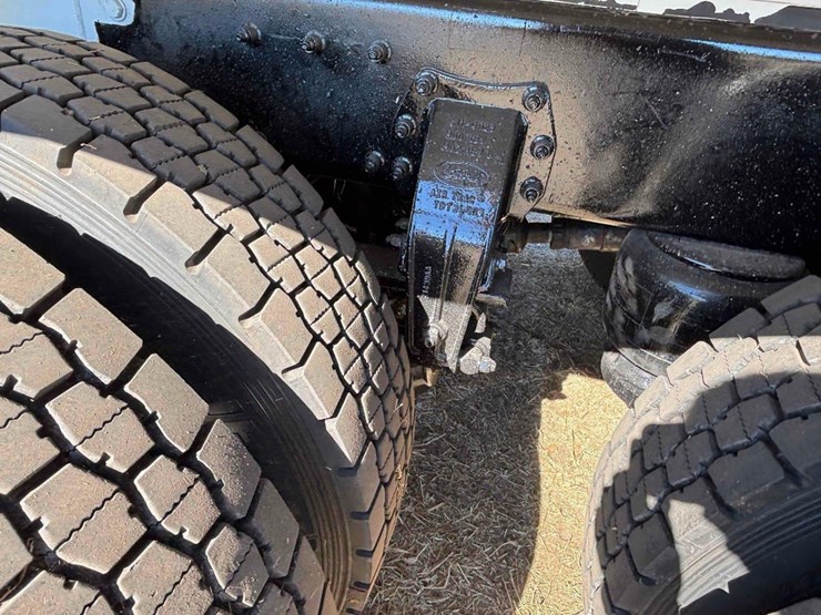 2019-peterbilt-348-image-42