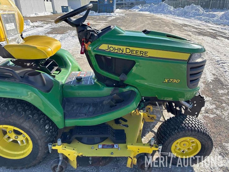 2022-john-deere-x730-image-19