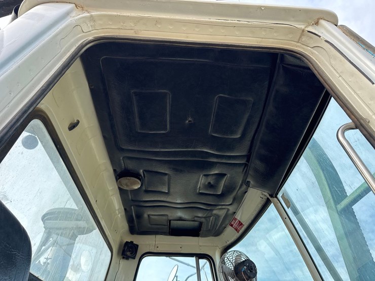 1986-white-140-image-79