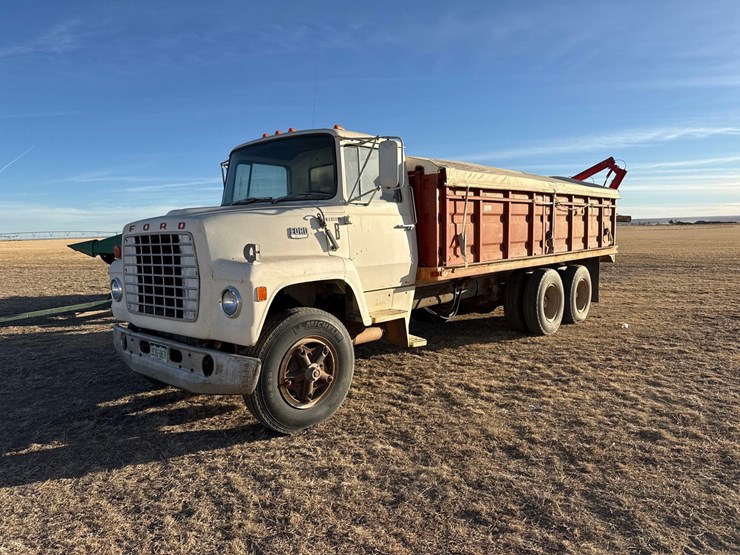 1974-ford-800-image-1