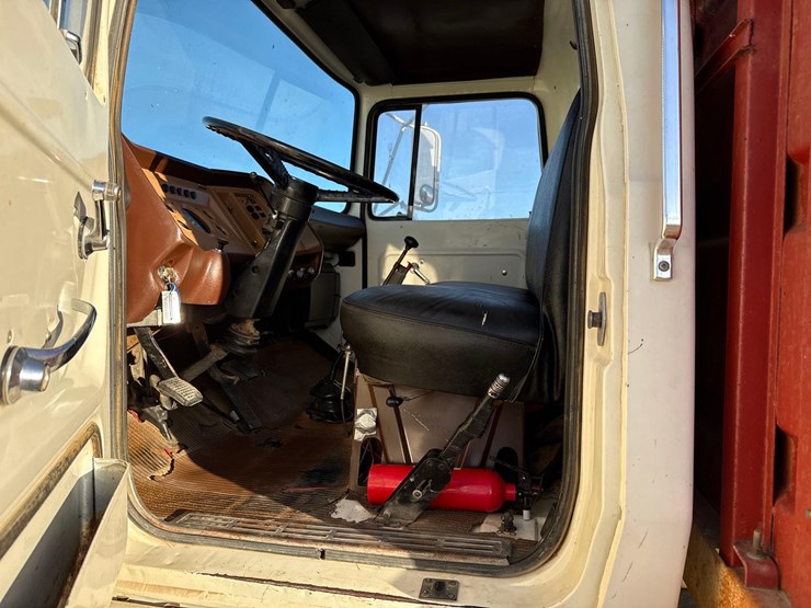 1974-ford-800-image-35