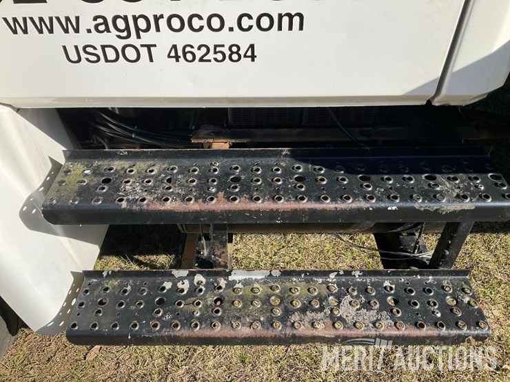 1997-freightliner-fl70-image-14