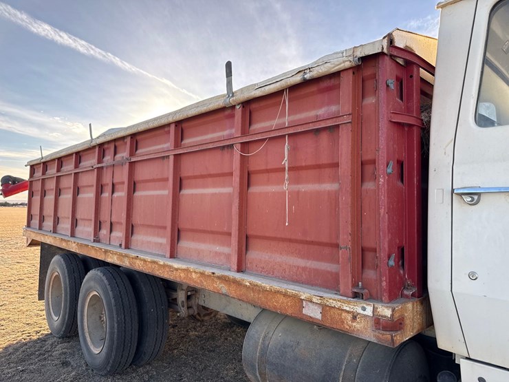 1974-ford-800-image-24