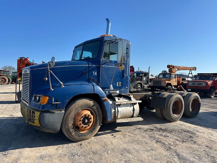 2000-freightliner-fld112-image-1