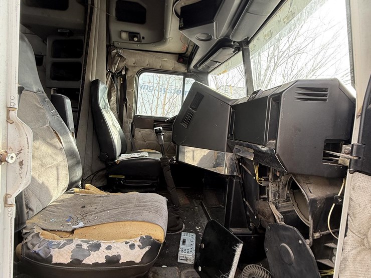 1997-freightliner-fld120-image-17