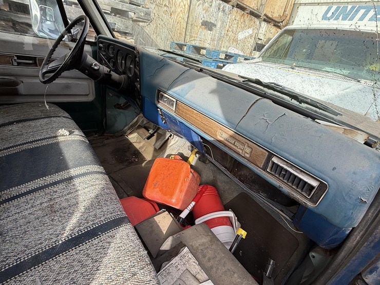 1973-chevrolet-suburban-image-16