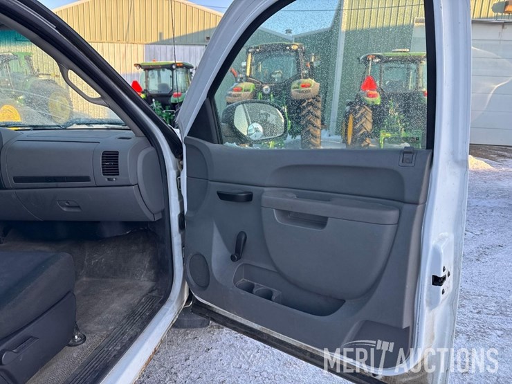 2011-chevrolet-silverado-1500-image-24