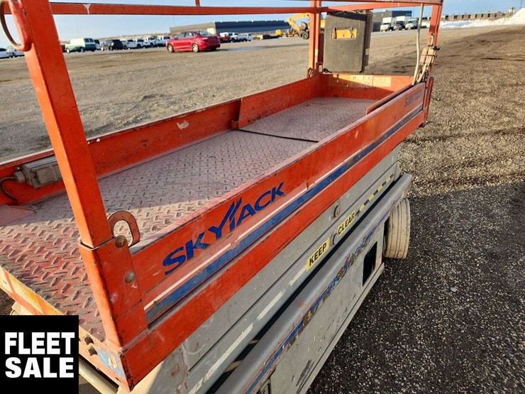 skyjack-sj3220-900-lbs-scissor-lift-image-23