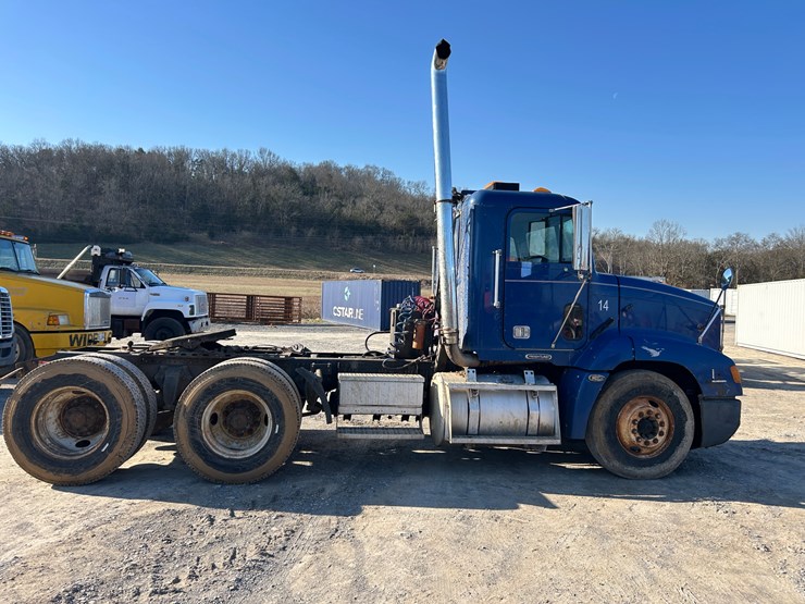 2000-freightliner-fld112-image-3