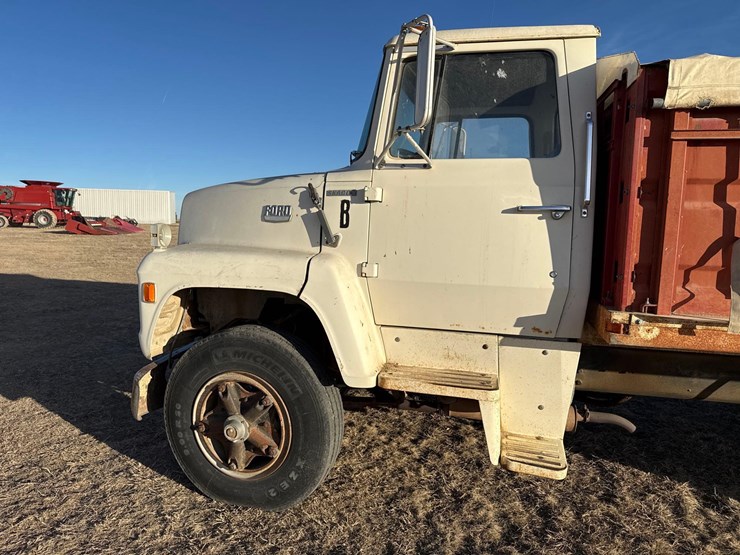 1974-ford-800-image-8