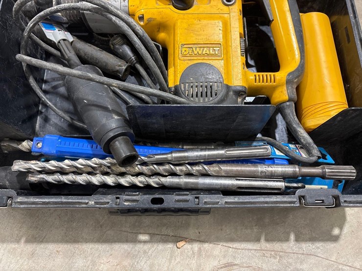 dewalt-d25650-rotary-hammer-drill-image-3