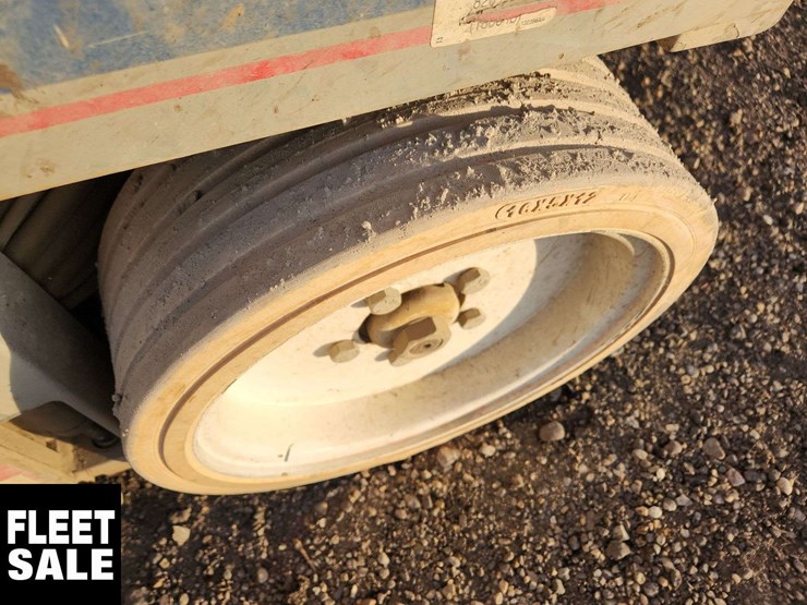 skyjack-sj3220-900-lbs-scissor-lift-image-16