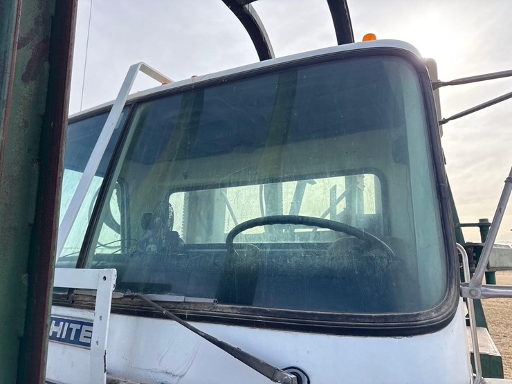 1986-white-140-image-15