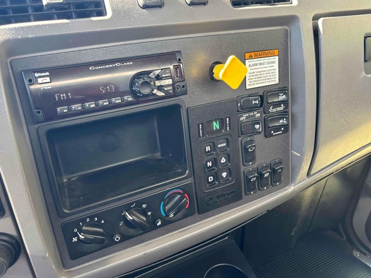 2019-peterbilt-348-image-29