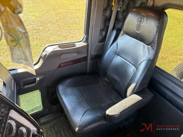 2011-kenworth-w900-image-19