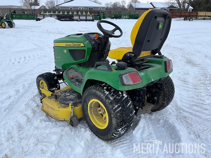 2022-john-deere-x730-image-3