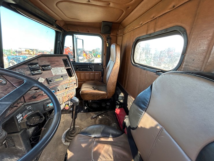 2000-freightliner-fld112-image-12