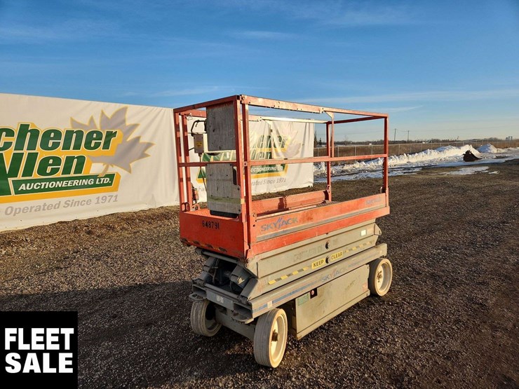 skyjack-sj3220-900-lbs-scissor-lift-image-1