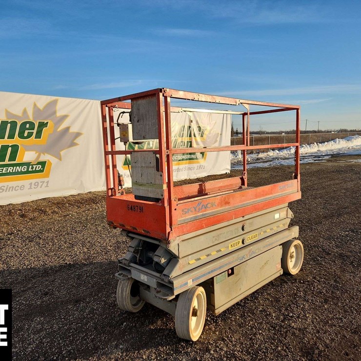 SkyJack SJ3220 900 LBS Scissor Lift