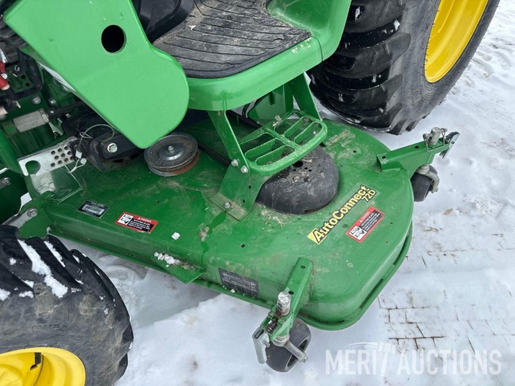 2015-john-deere-3046r-image-11