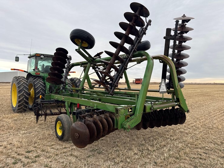 john-deere-235-image-3