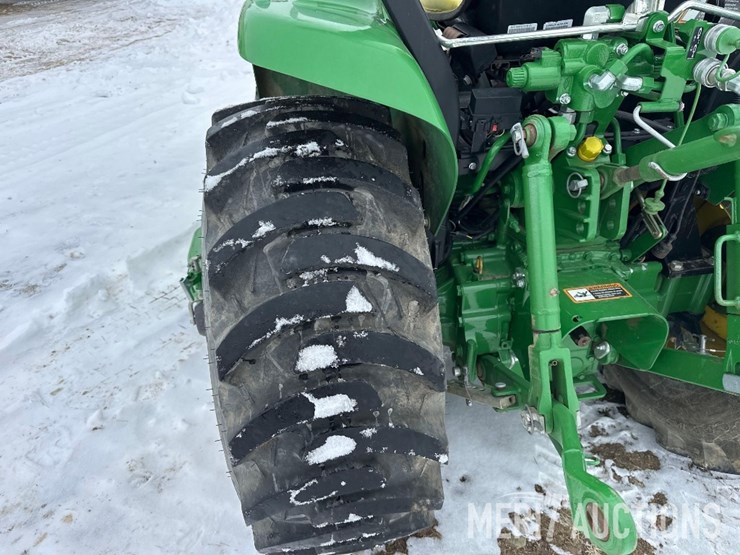 2015-john-deere-3046r-image-14