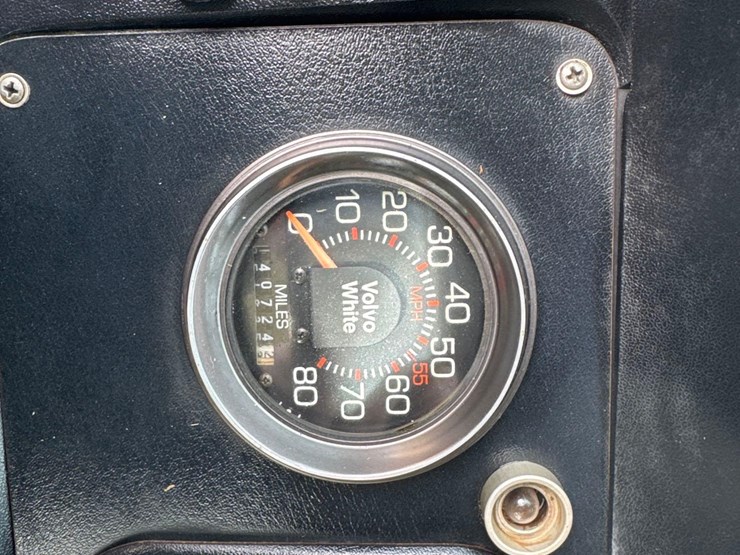 1986-white-140-image-100