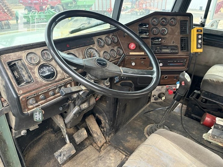 1992-freightliner-fld120-image-18