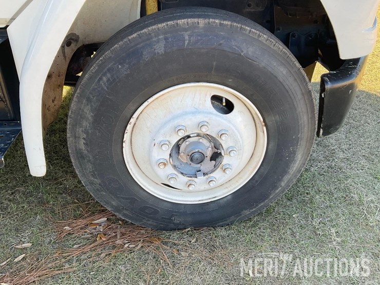 1997-freightliner-fl70-image-33