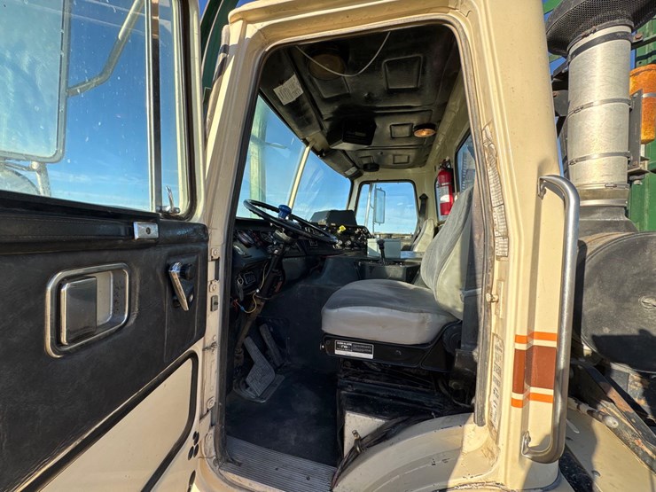 1992-white-gmc-haying-mantis-stacker-truck-image-12